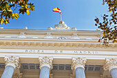 Fassade der Madrider Börse oder La Bolsa mit wehender spanischer Flagge; Madrid Spanien