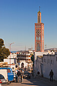 Rue Sidi Bouabid, die in Le Grand Socco führt, mit dem Minarett der Sidi Bou Abib Moschee; Tanger Marokko