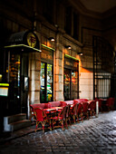 Straßenszene mit Kaffeetischen bei Nacht; Paris Frankreich