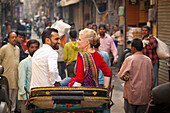 Ein gemischtrassiges Paar fährt in einer Rikscha; Ludhiana, Punjab, Indien