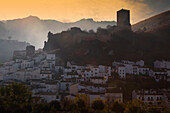 Cazorla und sein Schloss, bekannt als Castillo De La Yedra; Cazorla Jaen Provinz Andalusien Spanien