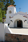 Kirche mit weiß getünchtem Gebäude und Steinzaun; Chacras De Coria Mendoza Argentinien