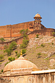 Ein Turm und eine Mauer an der Ecke des Amer Forts vor blauem Himmel; Jaipur Rajasthan Indien