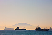 Schiffe vor Anker in der Bucht von Algeciras mit dem Berg Jebel Musa (Marokko) im Hintergrund; Provinz Cadiz Spanien