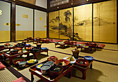 Speisesaal mit aufgestellten Tischen und serviertem Abendessen in einem japanischen Tempel; Koyasan Wakayama Japan