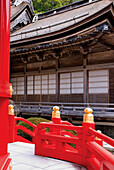 Japanischer Tempel mit rotem Holzgeländer; Koyasan Wakayama Japan