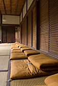 Reihe von Meditationskissen in einem japanischen Tempel; Kyoto, Japan