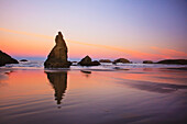 Sonnenuntergang über Felsformationen, die sich bei Ebbe in Gezeitentümpeln spiegeln, Bandon Beach; Oregon, Vereinigte Staaten Von Amerika