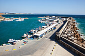 Ein geschäftiger Hafen; Conil De La Frontera, Andalusien, Spanien