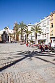 Café im Freien und Palmen auf einem Stadtplatz; Cádiz, Andalusien, Spanien