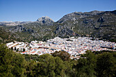 Eine weiß getünchte Stadt in einem Tal; Ubrique, Andalusien, Spanien