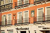 Geländer vor den Türen im zweiten und dritten Stock eines Gebäudes; Málaga, Andalusien, Spanien