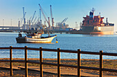 Schiffe im Wasser bei Neuvo Puerto; Palos De La Frontera, Provinz Huelva, Andalusien, Spanien