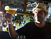 Mann in einer Bar; Gold Coast, Queensland, Australien