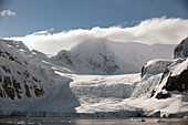 Eisberge und Gletscher an den Bergen entlang der Küstenlinie; Antarktis