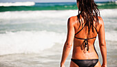 Eine Frau in einem schwarzen Bikini am Meer; Gold Coast Queensland Australien