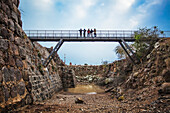 Menschen stehen auf einer Brücke über einen Graben im Kokhav Ha Yarden Nationalpark; Israel