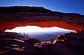 Sonnenaufgang am Mesa Arch; Utah Vereinigte Staaten Von Amerika