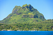 Eine große Felsformation gegen einen blauen Himmel entlang der Küste; Bora Bora Gesellschaftsinseln Französisch Polynesien Südpazifik