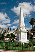 Ein weißes Monument in einem städtischen Gebiet; Buenos Aires Argentinien