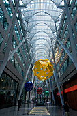Bunte hängende runde Objekte in einem Korridor mit einer runden Decke aus Oberlichtern; Toronto Ontario Kanada