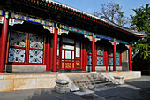 Stufen vor einem roten Gebäude in traditioneller chinesischer Architektur; Peking China