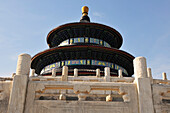 Blick von unten auf die Dachtraufe einer Pagode; Peking China