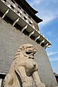 Skulptur eines Löwen vor einem Gebäude; Beijing China