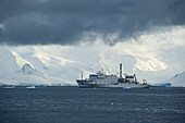 Ein großes Schiff im Südpolarmeer entlang der Küste; Antarktis