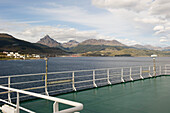 Blick auf die Küstenlinie vom Deck eines Schiffes; Antarktis