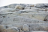 Inschrift auf einem Felsen: "B. W. Larvik 1911"; Port Lockroy Antarktis