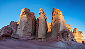 Sandsteinformationen namens Salomons Säulen am Berg Timna gegen einen blauen Himmel; Timna Park Arabah Israel