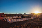 Sonnenaufgang über der Nachbildung des Zeltes der Begegnung und des ehernen Altars; Timna Park Arabah Israel