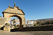 Torbogen von Philipp V., der über die Puente Viejo führt, eine alte Brücke, die 1742 erbaut wurde; Ronda Malaga Spanien