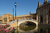 Eine Brücke über eine Wasserstraße an der Plaza De Espana; Sevilla Andalusien Spanien