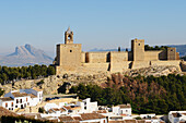 Alcazaba De Antequera aus dem 18. Jahrhundert mit dem "Sprung der Liebenden" im Hintergrund; Antequera Malaga Andalusien Spanien