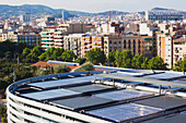 Solarmodule auf dem Dach eines städtischen Gebäudes; Barcelona Spanien