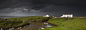 Dunkle Sturmwolken über einem Dorf an der Küste; Seaton Sluice Northumberland England