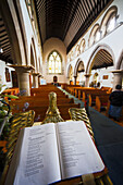 Eine geöffnete Bibel auf einem Ständer in der St. Mary's Church; Kelso Scottish Borders Schottland