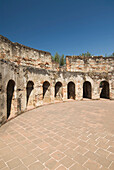 Guatemala, Antigua, das zerstörte Kloster Las Capuchinas, ein kreisförmiges Muster von kleinen Schlafzellen für Nonnen.