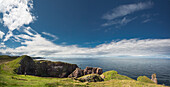 Eine Person steht mit Blick auf das felsige Vorgebirge bei St Abb's Head; Scottish Borders Schottland