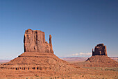 Arizona, Navajo Tribal Park, Monument Valley, Blick auf die East und West Mitten Buttes in der Wüste.
