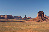 Arizona, Navajo Tribal Park, Monument Valley, Blick auf den Merrick Butte in der Wüste.