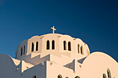 Griechenland, Santorini, Fira, Architektonisches Detail einer griechisch-orthodoxen Kirche und Kreuz.