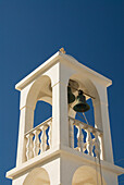 Griechenland, Kykladen, Insel Milos, Dorf Mandrakia, Glockenturm der griechisch-orthodoxen Kirche.