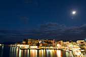 Griechenland, Kreta, Venezianischer Hafen aus dem 16. Jahrhundert bei Nacht, Licht spiegelt sich im Wasser.