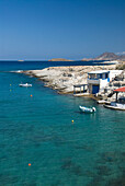 Griechenland, Kykladen, Insel Milos, Dorf Mitakas, Boote und Häuser in Ufernähe.