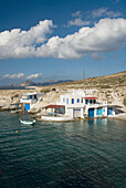 Griechenland, Kykladen, Insel Milos, Dorf Mitakas, Boote und Häuser in Küstennähe.
