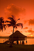 Panama, San Blas Inseln (auch Kuna Yala Inseln genannt), Yandup Insel, Sonnenaufgang über der Wasserhütte.