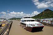 Panama, Panamakanal, Kreuzfahrtschiff fährt in die Pedro Miguel Schleuse ein
